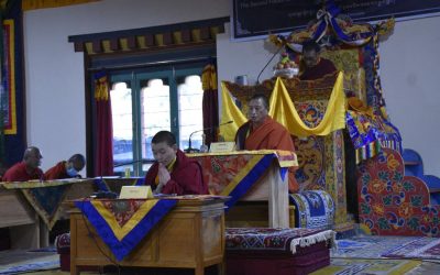 ༉ གནམ་ལོ་ལྕགས་ཕོ་བྱི་ལོ་ བཀྲིས་ཟླ་བའི་མར་ཚེས་ ༢༧ དང་ ༢༨ ལུ་སྒང་སྟེང་སྔ་འགྱུར་མཐོ་སློབ་མདོ་སྔགས་ཐོས་བསམ་རབ་རྒྱས་གླིང་དུ་སྨན་ལྗོངས་འབྲུག་གི་སྔ་འགྱུར་མཁས་པའི་བགྲོ་གླེང་ཐེངས་ ༢ པ་འདི་རིགས་ཀུན་ཁྱབ་བདག་འཁོར་ལོའི་མགོན་པོ་མཚུངས་མེད་དྲིན་ཆེན་བླ་མ་ ༸སྐྱབས་རྗེ་སྒང་སྤྲུལ་རིན་པོ་ཆེ་མཆོག་གི་དབུས་མཁན་སློབ་འདུས་དམངས་ཡོངས་ཚོགས་ཞུགས་གནང་ཐོག་འཚོག་བཞིན་པའི་བརྙན་པར་འགའ་ཞིག་བཞུགས།